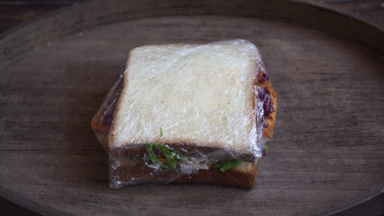 蒸烤鸡胸时蔬三明治（便携美食）,用塑料薄膜裹紧。