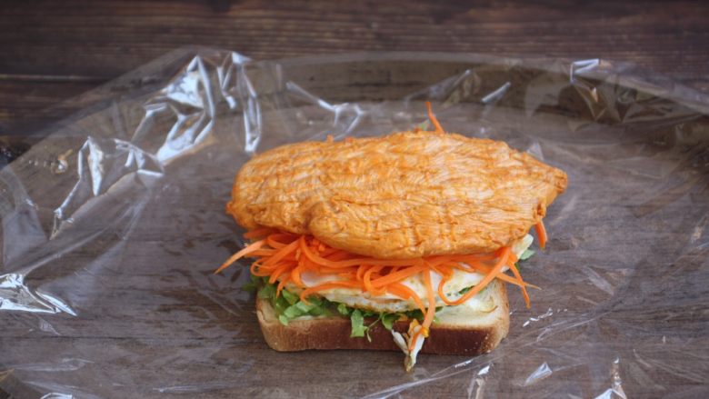 蒸烤鸡胸时蔬三明治（便携美食）,放上加热后的太阳谷蒸烤鸡胸。