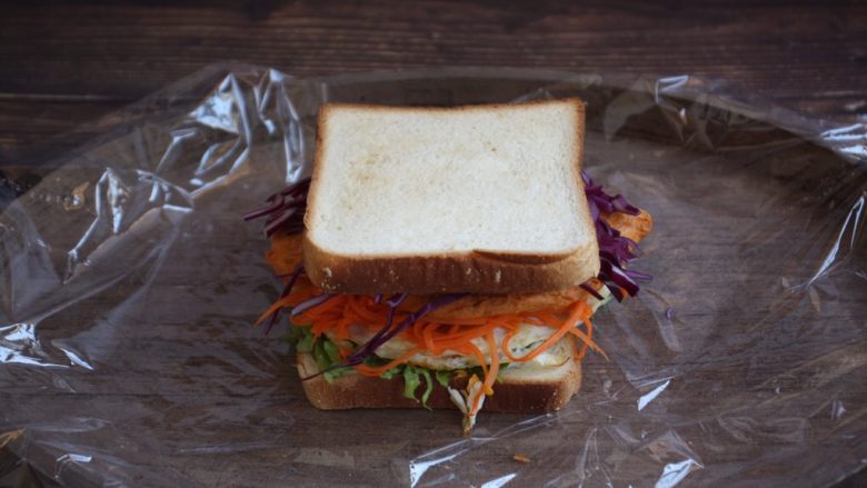 蒸烤鸡胸时蔬三明治（便携美食）,放上另外一片的面包切片。