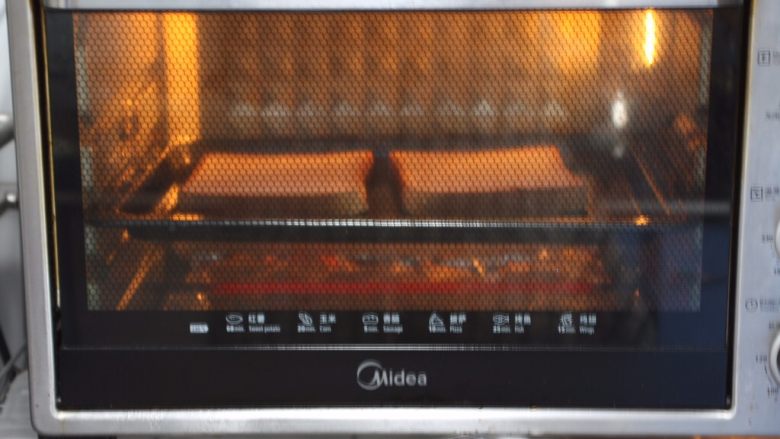 蒸烤鸡胸时蔬三明治（便携美食）,面包切片放在烤箱中层，上下180度，烤3～5分钟。或者用微波炉加热30秒。