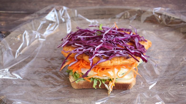 蒸烤鸡胸时蔬三明治（便携美食）,再在蒸烤鸡胸上铺紫甘蓝丝。