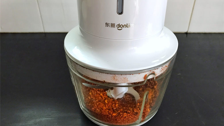 香辣鸡米花,用无线饺肉机把干辣椒打成粉状后过筛下，