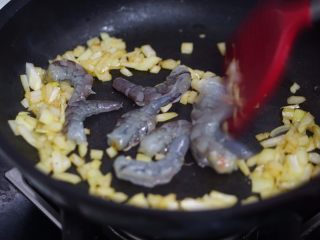 虾仁意面（简单版）,加入元葱和虾