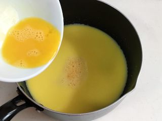 抹茶蔓越莓麻薯,稍稍放凉后，加入鸡蛋液。