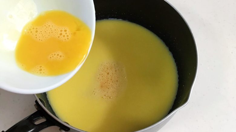 抹茶蔓越莓麻薯,稍稍放凉后，加入鸡蛋液。