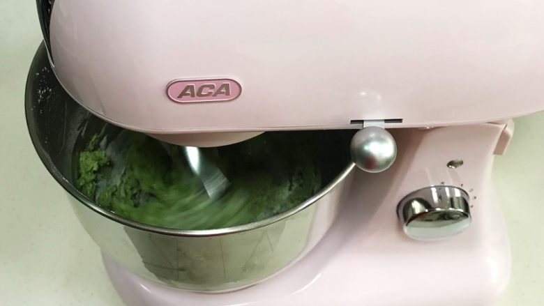 抹茶蔓越莓麻薯,启动厨师机4档搅拌。