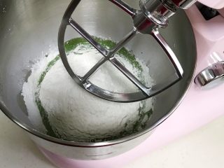 抹茶蔓越莓麻薯,将抹茶蛋奶液放入厨师机桶内，加入麻薯预拌粉搅拌。