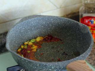 八宝辣酱,炒锅烧热，倒入适量的多力浓香花生油，锅里爆香葱姜和辣酱