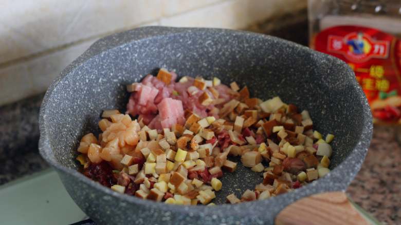 八宝辣酱,把切成丁的原材料放到锅里。