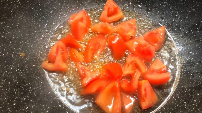 番茄烧豆腐,锅里放入少许油，把番茄放入煸炒出番茄汁。