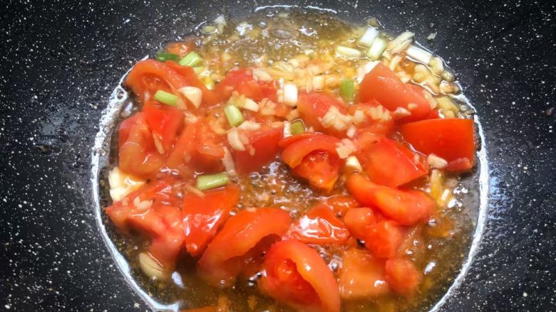 番茄烧豆腐,待番茄炒出汁以后，加入姜末、蒜末、葱白炒出香味。
