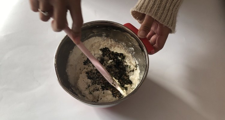 海苔鲣鱼寿司曲奇,将混合过筛的杏仁面粉加入已打发的黄油中，用刮刀微微切拌。