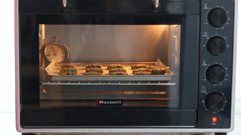 海苔鲣鱼寿司曲奇,烤箱提前半小时预热至165℃ 烘烤18分钟