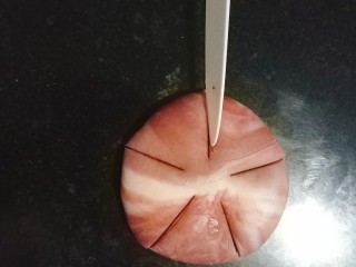 桃花酥,用锋利的小刀划五等分，中间留出花芯；