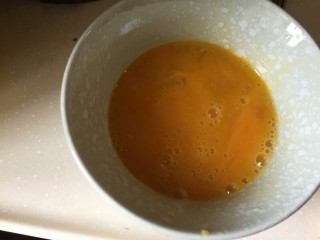 黄金蛋炒饭💛,打碎放入少许盐。