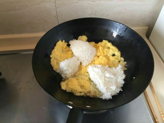 黄金蛋炒饭💛,油烧热后倒入鸡蛋，鸡蛋炒至八分熟后，倒入米饭。