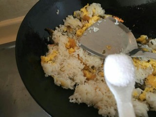 黄金蛋炒饭💛,放一小勺盐。