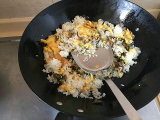 黄金蛋炒饭💛,还是翻炒，继续翻炒，大火翻炒。要把米饭炒开，炒成一粒一粒的。