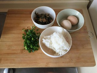 黄金蛋炒饭💛,准备材料一把小葱切碎两个鸡蛋，喜欢的话可以加入适量咸菜一小碗米饭