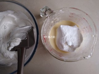 烫面蒸蛋糕,取1/3打发好的蛋白霜到蛋黄糊里，从底部向下翻拌并切拌均匀