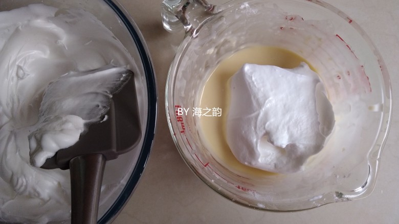 烫面蒸蛋糕,取1/3打发好的蛋白霜到蛋黄糊里，从底部向下翻拌并切拌均匀
