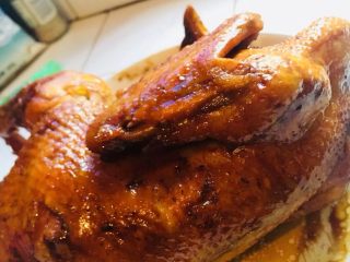 电饭煲烤鸡,焗好的鸡，把葱段和生姜除去。剩余的汤可以做蘸料额。