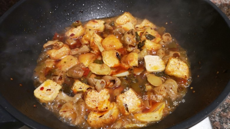 酸菜油豆腐烧肥肠,倒入适量清水大火煮开转小火煮至汤汁浓稠即可出锅。