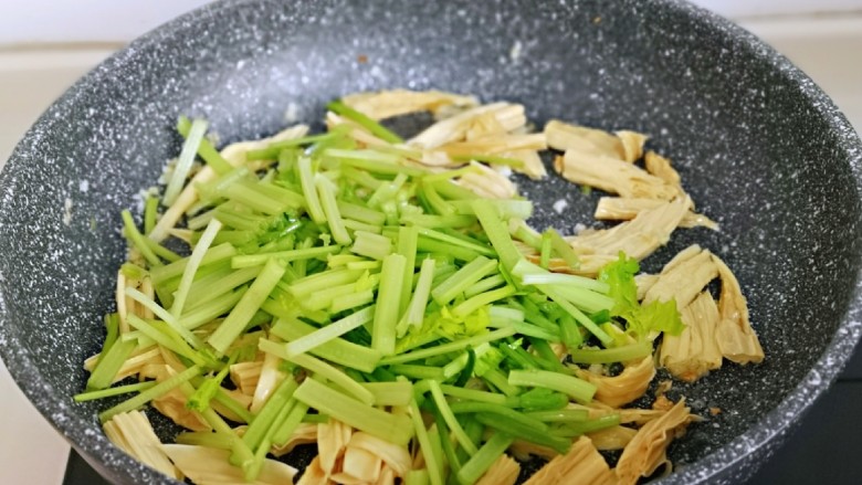 蒜蓉腐竹炒芹菜,加入芹菜翻炒均匀。