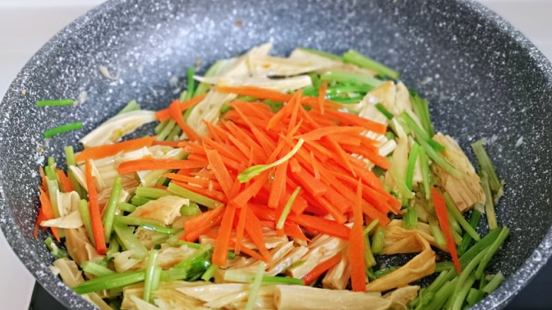 蒜蓉腐竹炒芹菜,再加入切好的胡萝卜丝翻炒均匀。