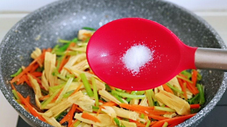蒜蓉腐竹炒芹菜,按个人口味加入食用盐。