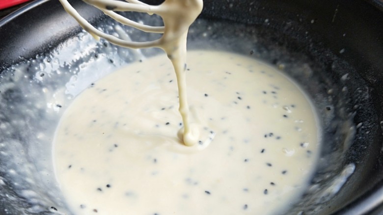 香酥芝麻蛋卷,面糊的稠稀度要适中。提起打蛋器可以很流畅的滴落。