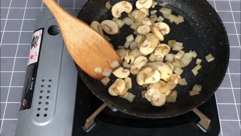 奶油蘑菇培根螺旋意面,炒到蘑菇变软，表面微微金黄