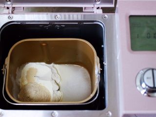 全麦牛肉白菜包,面包桶里加入全麦粉和中筋面粉，然后再加入酵母和清水，启动面包机的一个和面程序。