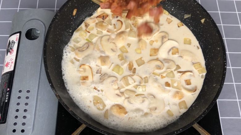 奶油蘑菇培根螺旋意面,煮开后下培根一起煮