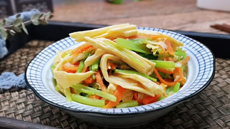 蒜蓉腐竹炒芹菜,特别清爽的一道快手小菜，简约而不简单。