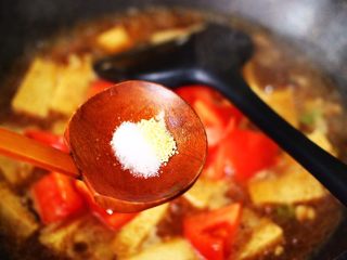 冻豆腐海虾炖番茄,根据个人口味，放入适量的盐和鸡精调味。