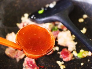 冻豆腐海虾炖番茄,这个时候先加入一勺肉汤。