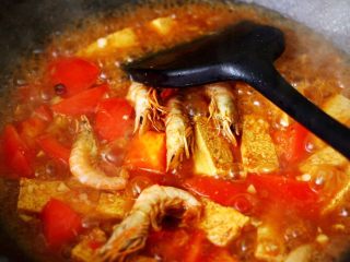 冻豆腐海虾炖番茄,大火继续炖煮10分钟后，放入煎制过的海虾。