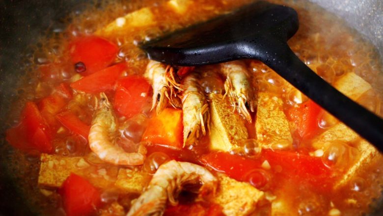 冻豆腐海虾炖番茄,大火继续炖煮10分钟后，放入煎制过的海虾。