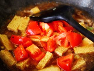 冻豆腐海虾炖番茄,这个时候放入豆腐和番茄，大火煮沸后。