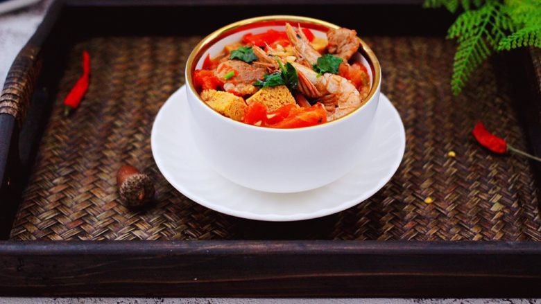 冻豆腐海虾炖番茄,营养丰富又美味，绝对的下饭菜。