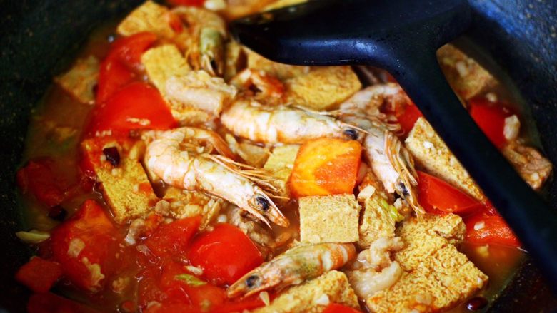 冻豆腐海虾炖番茄,大火炖至锅中汤汁浓稠的时候。