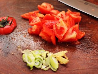 冻豆腐海虾炖番茄,番茄洗净后用刀切成块状，葱姜切碎备用。
