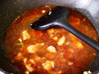 冻豆腐海虾炖番茄,锅中倒入肉汤，（没有肉汤的可以直接加入等量的清水）