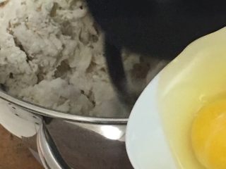 红枣吐司面包,搅拌一下加入鸡蛋。