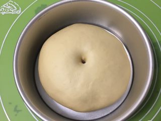 红枣吐司面包,发酵完成，用手指戳一下不反弹。