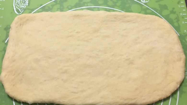 红枣吐司面包,将面团擀成长方形，宽度跟吐司盒一样。