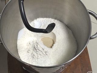 红枣吐司面包,干材料放入厨师机，盐和细砂糖对角放，发酵粉放中间。