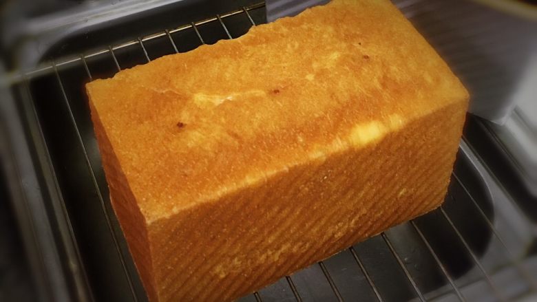 红枣吐司面包,烤完立即脱模放凉。