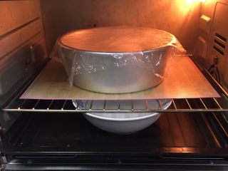 红枣吐司面包,烤箱发酵档，底部放一碗热水，发酵60分钟。